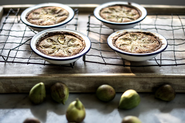 Want to make perfectly round, sweet or savoury, single serve pies? Try our Falcon enamel 14cm diameter pie plate, here in white with a blue rim. Also available in duck egg with grey rim. 