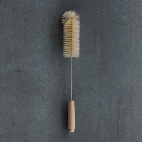 Bottle brush, made from natural bristle, wire and timber. Use it to clean the bottom of bottles, tumblers and vases.