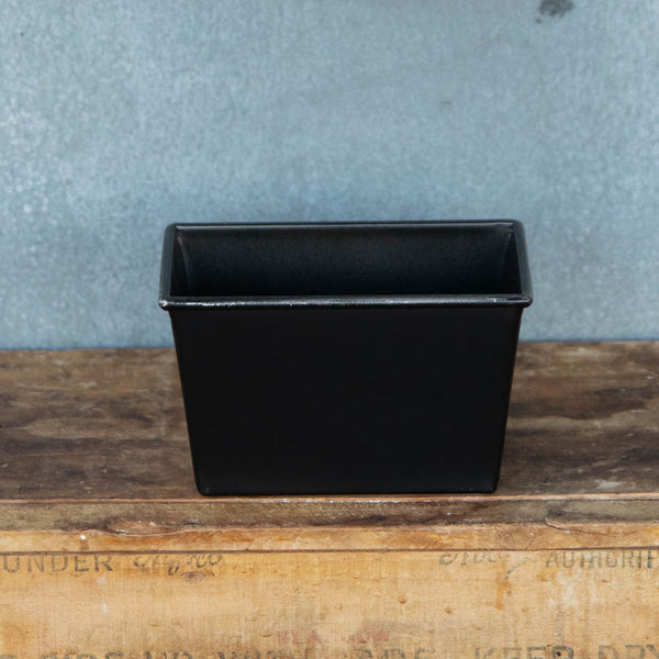 Bread tin made from heavy duty aluminized steel, offering excellent heat transfer, strength and durability. Rim incorporates steel wire to resist warping and enhance strength.