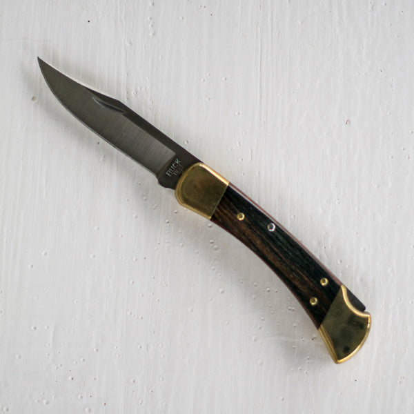 Buck Knives' classic hunting knife, the 110 Folding Hunter features a 420HC standard steel clip blade, with great edge retention and corrosion resistance.
