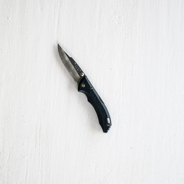 The Bantam BBW features a 420HC standard steel drop point blade, with great edge retention and corrosion resistance. It is easily resharpened.