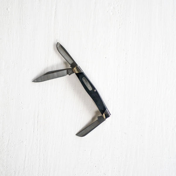 From Buck Knives' Everyday collection, the Stockman features a clip, spey and sheeps foot blade made from 420HC standard steel with great edge retention, corrosion resistance and easily resharpened. The handle is made of black Valox with nickel silver bolsters.