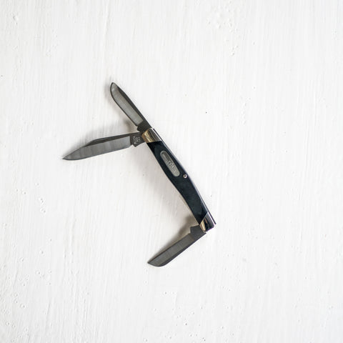 From Buck Knives' Everyday collection, the Stockman features a clip, spey and sheeps foot blade made from 420HC standard steel with great edge retention, corrosion resistance and easily resharpened. The handle is made of black Valox with nickel silver bolsters.