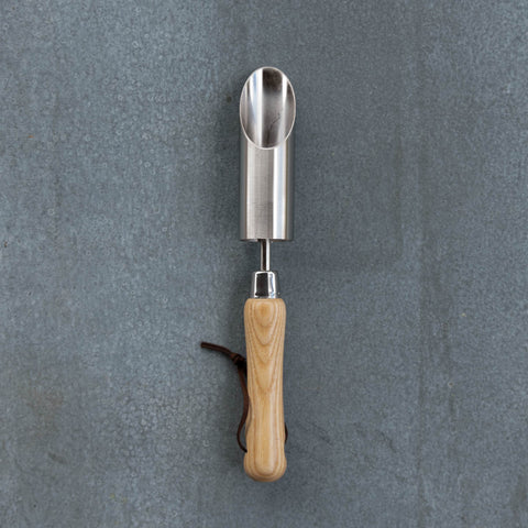 Bulb Trowel for planting small bulbs making use of the angled head and sharpened rim for easy entry into the soil.