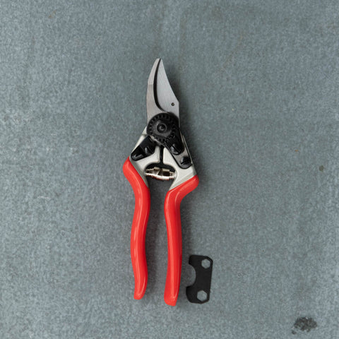 Bypass Secateur, ideal for small to medium hands. Strong drop forged aluminium handles with comfortable soft grip. Hard chrome finish blade. Length 20cm.