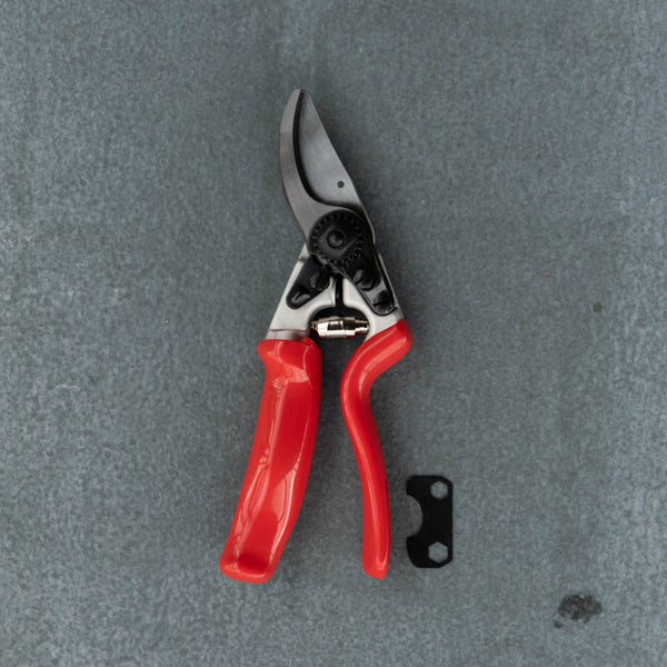 Bypass Secateur with Rolling Handle to reduce fatigue. Strong drop forged aluminium handles with comfortable soft grip.