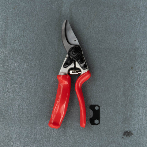 Bypass Secateur with Rolling Handle to reduce fatigue. Strong drop forged aluminium handles with comfortable soft grip.