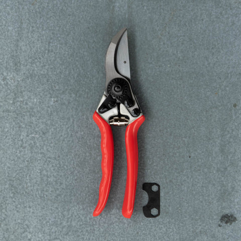 Bypass Secateur, ideal for large hands. Strong drop forged aluminium handles with comfortable soft grip. Hard chrome finish blade. Length 21cm.