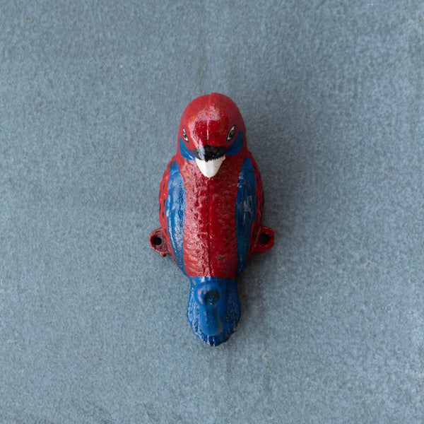 This Rosella Hook in Cast Iron makes us smile. Hang it as a single hook or have fun mixing it with our Magpie, Kookaburra and Magpie hooks.