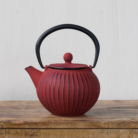 Prepare tea in a traditional Asian manner with the Avanti Ribbed Cast Iron Teapot in red. Cast iron helps intensify the flavours and aromas of tea.