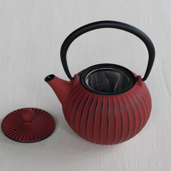 Prepare tea in a traditional Asian manner with the Avanti Ribbed Cast Iron Teapot in red. Cast iron helps intensify the flavours and aromas of tea.