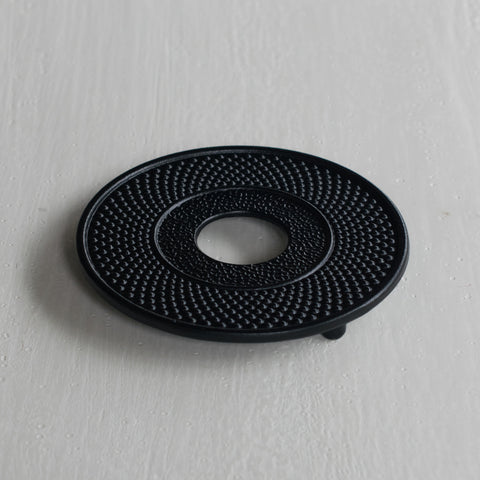 A 14cm cast iron trivet with Hobnail pattern to complement our Avanti cast iron teapot range, or for use with your existing kitchenware.