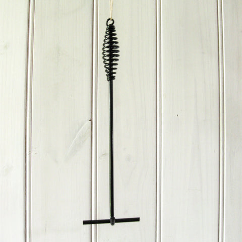 Lift or remove the lid from your cast iron camp oven without burning your hands with this 38cm cast iron lid lifter. Hold the spring handle and safely hook and remove the lid of your camp oven.