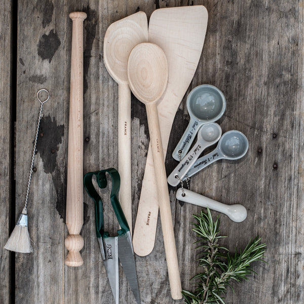 This wire and white horse hair pastry brush is a pleasure to use for brushing egg wash or milk onto pastry for a golden finish, basting foods, or cleaning ground coffee appliances. 