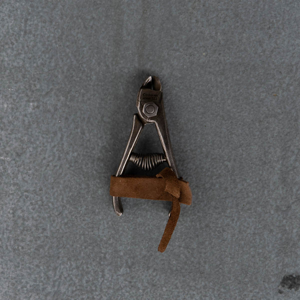 Corona Fruit Snips designed for rapid, high-volume orange, grapefruit and apple harvesting. Cuts fruit cleanly from the fruiting spur.