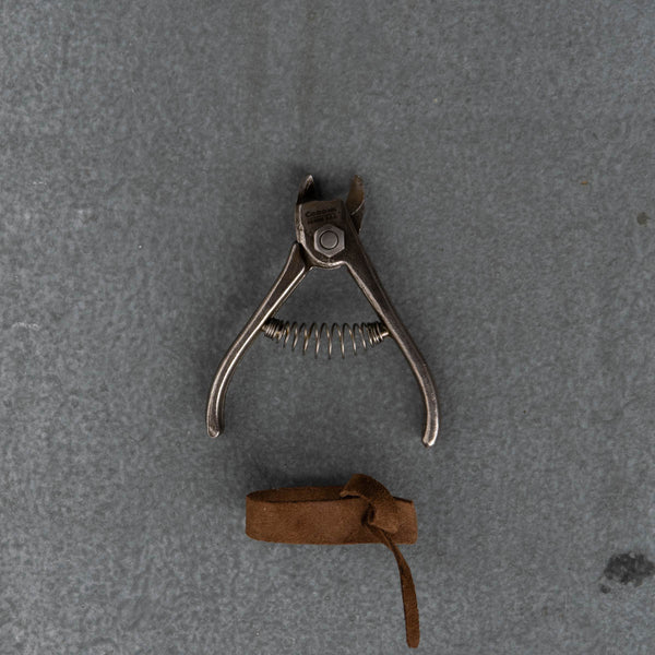 Corona Fruit Snips designed for rapid, high-volume orange, grapefruit and apple harvesting. Cuts fruit cleanly from the fruiting spur.