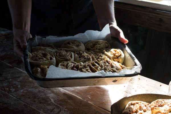 An excellent sized Falcon enamel pan, for roasting meat or vegetables (37 x 29.5cm) or baking large family pies. 