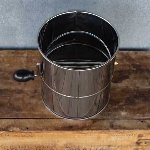 Use this generous sized 8-cup capacity stainless steel drum sifter to refine your flours and icing sugar for baking. Turn the handle to rotate the wire drum mechanism against the fine mesh sieve. 