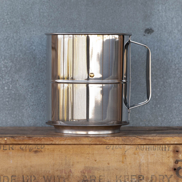 Use this generous sized 8-cup capacity stainless steel drum sifter to refine your flours and icing sugar for baking. Turn the handle to rotate the wire drum mechanism against the fine mesh sieve. 