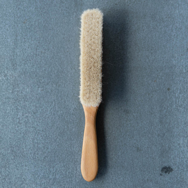 Duster made from goat hair and beechwood. Ideal for gently dusting surfaces, including difficult to reach areas. 