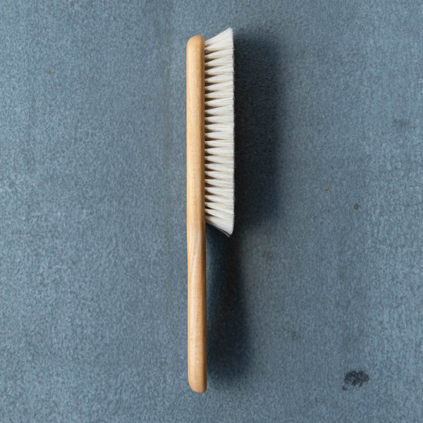 Duster made from goat hair and beechwood. Ideal for gently dusting surfaces, including difficult to reach areas. 