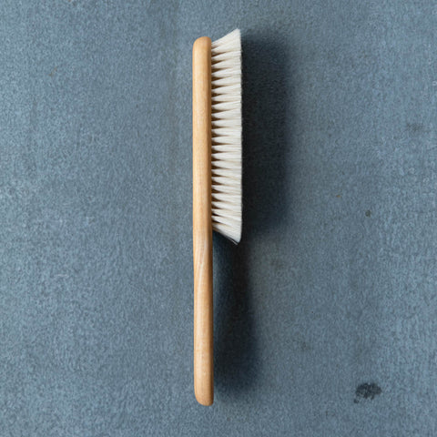 Duster made from goat hair and beechwood. Ideal for gently dusting surfaces, including difficult to reach areas. 