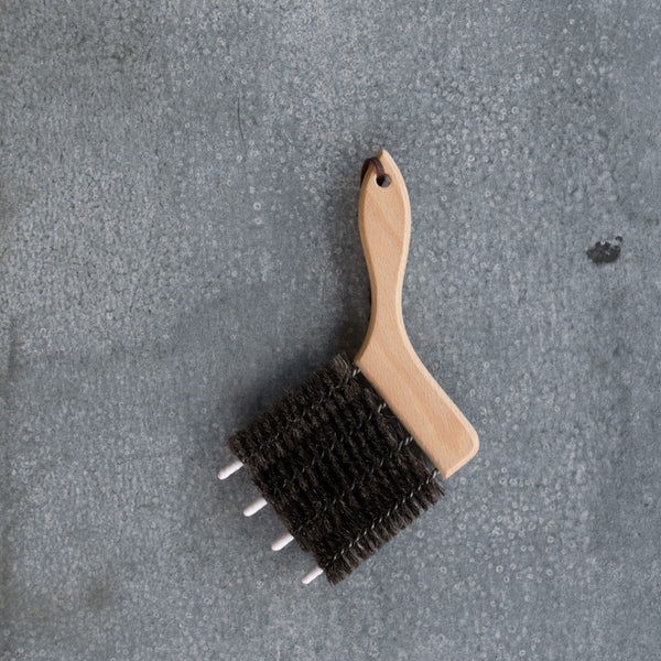 Cut down your cleaning time with the Redecker blind cleaning brush, with its four signature 10cm goat hair extensions. Famed for its ability to attract and hold dust, this goat hair brush will have your blinds looking fresh and dust free.