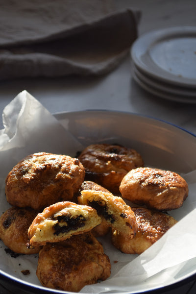 Part of the family of Falcon enamel serving plates, the 24cm diameter pasta plate, adding encouraging relaxed, casual ease at the dinner table. The Falcon pasta plate has rounded sides, providing alternative serveware to the flat plate or pie plate.