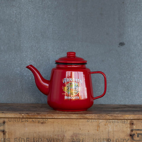 Settle in for morning tea with our enamel teapot featuring the Arnott's Biscuits iconic Australian logo and brilliant red colour.