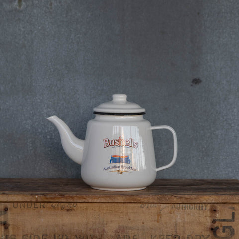 Settle in for morning tea with our enamel teapot featuring the Bushell's iconic Australian logo and white colour.