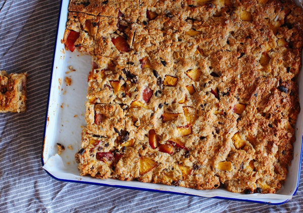 The Falcon enamelware baking tray in white with a blue rim is the perfect slice tray, but also great for cooking biscuits, or using as a butchers' meat tray at the barbecue.