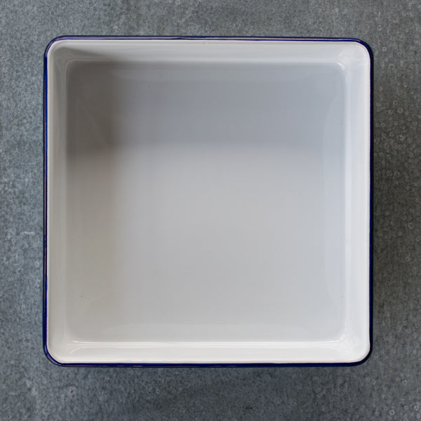 This Falcon enamel square cake tin is a beautiful conductor of heat, resulting in a pleasing cake texture.