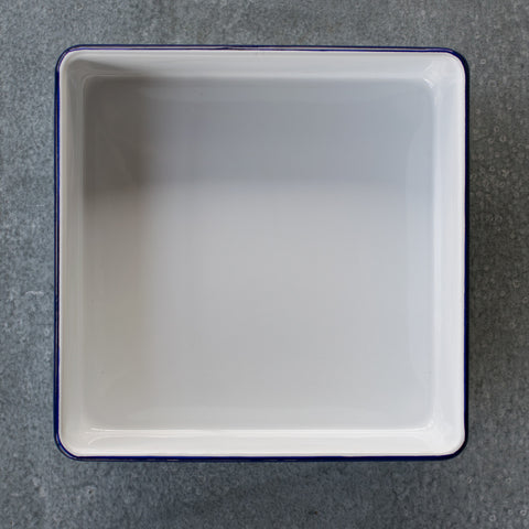 This Falcon enamel square cake tin is a beautiful conductor of heat, resulting in a pleasing cake texture.