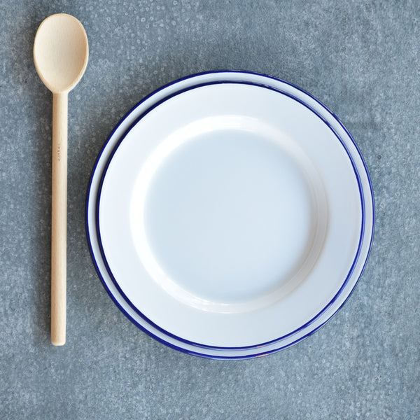 The Falcon enamel flat dinner plate, in iconic white with a blue rim, has made the transition from the shearing shed and the campfire to the kitchen and dining room. Of course enamel plates are still very good camping plates too. Available in 26cm diameter and 24cm diameter (good dessert or entree plate size).