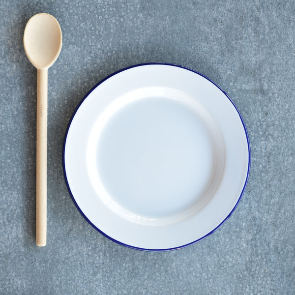 The Falcon enamel flat dinner plate, in iconic white with a blue rim, has made the transition from the shearing shed and the campfire to the kitchen and dining room. Of course enamel plates are still very good camping plates too. Available in 26cm diameter and 24cm diameter (good dessert or entree plate size).