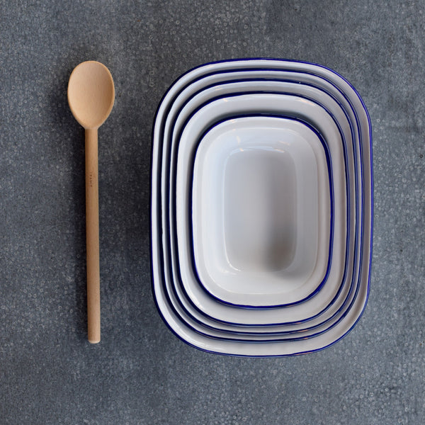 Falcon enamel pie set featuring iconic ice white and distinctive blue classic enamel pie dishes by English company Falcon Enamelware, established in 1920. The Falcon enamel pie set has five pieces, 20/24/26/28/30cm length enamel dishes. Use them for everything from making old fashioned pies and puddings to roasting vegetables and sharing salads.