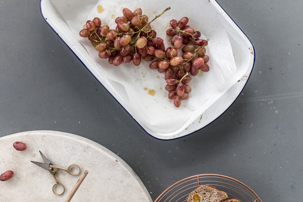 When customers pick up this Falcon enamel baking pan, they nearly always exclaim "This would be perfect for lasagne". Indeed it is. The white enamel pan is nice and deep (5.5cm) and a generous size for a crowd (46 x 27cm). 46cm, with curved handles.