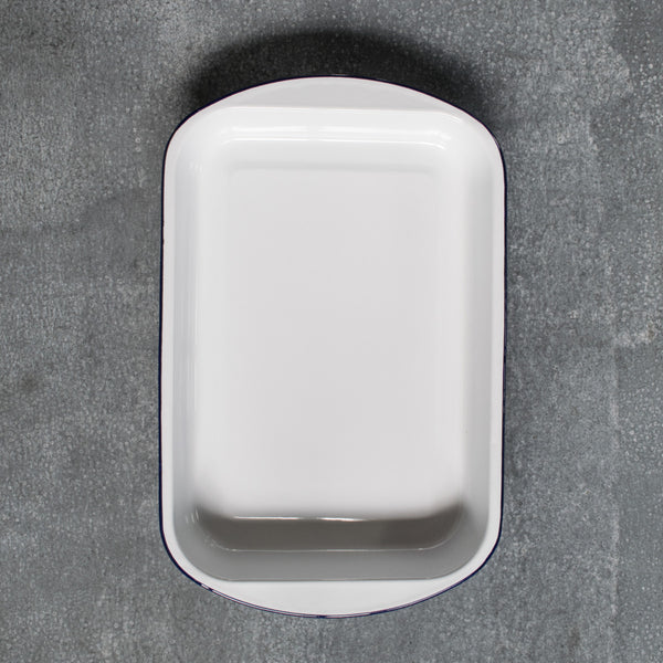 When customers pick up this Falcon enamel baking pan, they nearly always exclaim "This would be perfect for lasagne". Indeed it is. The white enamel pan is nice and deep (5.5cm) and a generous size for a crowd (46 x 27cm). 46cm, with curved handles.