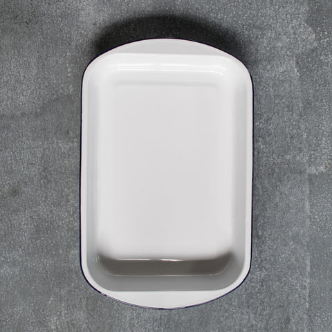 When customers pick up this Falcon enamel baking pan, they nearly always exclaim "This would be perfect for lasagne". Indeed it is. The white enamel pan is nice and deep (5.5cm) and a generous size for a crowd (46 x 27cm). 46cm, with curved handles.