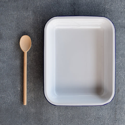 An excellent sized Falcon enamel pan, for roasting meat or vegetables (37 x 29.5cm) or baking large family pies. 