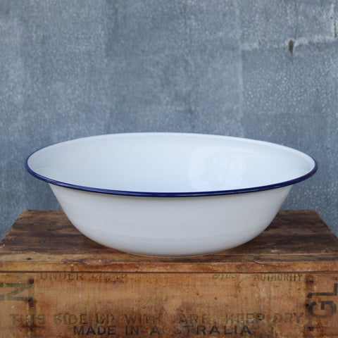 Use the Falcon enamel basin as a large bowl for kneading and resting dough, storing freshly picked fruit or vegetables or its traditional use as a wash basin.