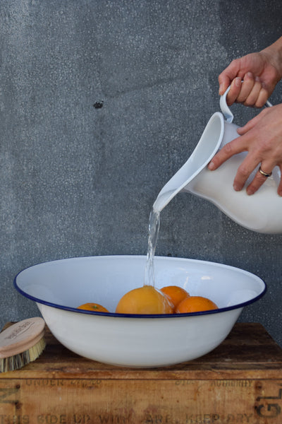 Use the Falcon enamel basin as a large bowl for kneading and resting dough, storing freshly picked fruit or vegetables or its traditional use as a wash basin.
