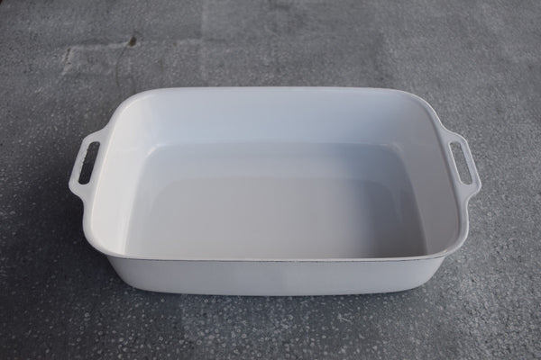Falcon enamel lasagne pan, white with handles.