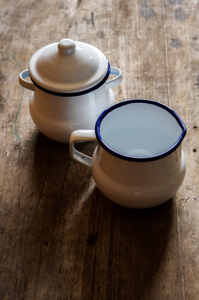 Complete the tea party with a Falcon enamelware sugar pot with lid (creamer also available). In Falcon's signature ice white with cobalt blue rim, it is the perfect complement to our Falcon enamel tea pot, kettle or coffee pot, and neutral enough to pair with your own collection.