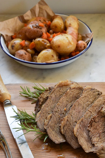 Part of the family of Falcon enamel serving plates, the 24cm diameter pasta plate, adding encouraging relaxed, casual ease at the dinner table. The Falcon pasta plate has rounded sides, providing alternative serveware to the flat plate or pie plate.