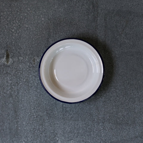 Want to make perfectly round, sweet or savoury, single serve pies? Try our Falcon enamel 14cm diameter pie plate, here in white with a blue rim. Also available in duck egg with grey rim. 