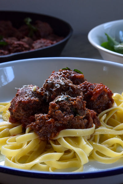 Part of the family of Falcon enamel serving plates, the 24cm diameter pasta plate, adding encouraging relaxed, casual ease at the dinner table. The Falcon pasta plate has rounded sides, providing alternative serveware to the flat plate or pie plate.
