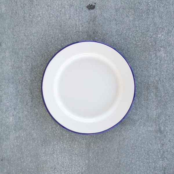 A new addition to the Falcon enamelware range of serveware, a side plate, in white with a blue rim. Perfect as a bread and butter plate, or dessert plate for cake and cream.