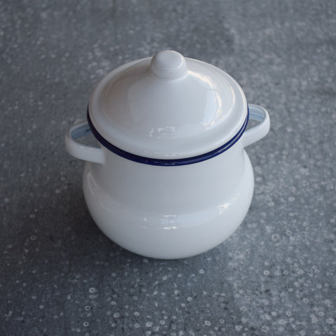 Complete the tea party with a Falcon enamelware sugar pot with lid (creamer also available). In Falcon's signature ice white with cobalt blue rim, it is the perfect complement to our Falcon enamel tea pot, kettle or coffee pot, and neutral enough to pair with your own collection.