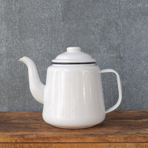 Falcon enamel 1.25 litre teapot oozes old world charm and classic elegance. Bring some tradition to the table, just add your favourite loose leaf tea and tea cosy. Available in white with a blue, or blue with white speckle.